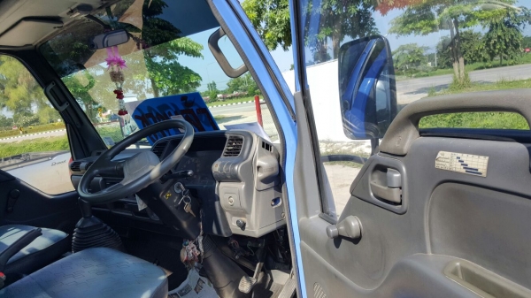 รถอีซูซู 6 ล้อรั้ว NKR 130 แรงม้า. ปี 47   สนใจติดต่อ  081 - 6079515