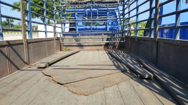 รถอีซูซู 6 ล้อรั้ว NKR 130 แรงม้า. ปี 47   สนใจติดต่อ  081 - 6079515