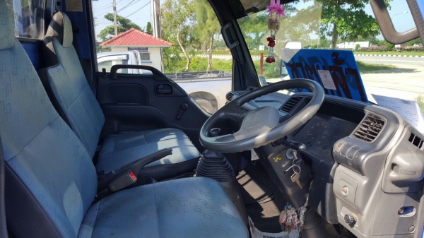 รถอีซูซู 6 ล้อรั้ว NKR 130 แรงม้า. ปี 47   สนใจติดต่อ  081 - 6079515