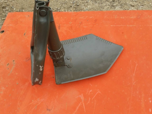 ขาย พลั้วสนาม เหล็กอย่างดี พับเก็บได้ พกพาสะดวก เป็นได้ทั้ง พลั้ว และจอบ ของใหม่ นำเข้า ขาย พลั้วสนาม เหล็กอย่างดี พับเก็บได้ พกพาสะดวก เป็นได้ทั้ง พลั้ว และจอบ ของใหม่ นำเข้า