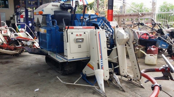 นำเข้าจากญี่ปุ่น รถเกี่ยวข้าวพร้อมนวดข้าวในตัว แบบนั่งขับ เก่าญี่ปุ่น ISEKI  รุ่น 1400 สภาพดี