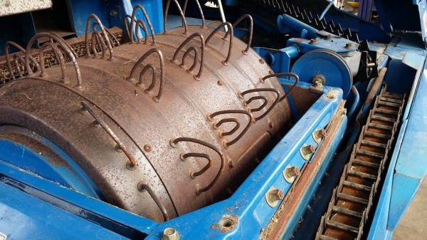 นำเข้าจากญี่ปุ่น รถเกี่ยวข้าวพร้อมนวดข้าวในตัว แบบนั่งขับ เก่าญี่ปุ่น ISEKI  รุ่น 1400 สภาพดี