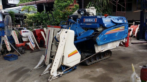 นำเข้าจากญี่ปุ่น รถเกี่ยวข้าวพร้อมนวดข้าวในตัว แบบนั่งขับ เก่าญี่ปุ่น ISEKI  รุ่น 1400 สภาพดี