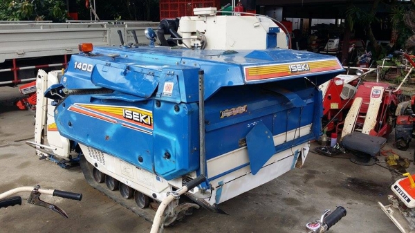 นำเข้าจากญี่ปุ่น รถเกี่ยวข้าวพร้อมนวดข้าวในตัว แบบนั่งขับ เก่าญี่ปุ่น ISEKI  รุ่น 1400 สภาพดี