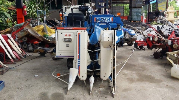 นำเข้าจากญี่ปุ่น รถเกี่ยวข้าวพร้อมนวดข้าวในตัว แบบนั่งขับ เก่าญี่ปุ่น ISEKI  รุ่น 1400 สภาพดี