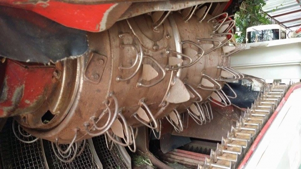 นำเข้าจากญี่ปุ่น รถเกี่ยวข้าวพร้อมนวดข้าวในตัว แบบนั่งขับ เก่าญี่ปุ่น MITSUBISHI รุ่น VY40  สภาพดี  เครื่องยนต์ติดง่ายมีท่อส่งข้าว