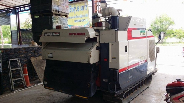 นำเข้าจากญี่ปุ่น รถเกี่ยวข้าวพร้อมนวดข้าวในตัว แบบนั่งขับ เก่าญี่ปุ่น MITSUBISHI รุ่น VY40  สภาพดี  เครื่องยนต์ติดง่ายมีท่อส่งข้าว