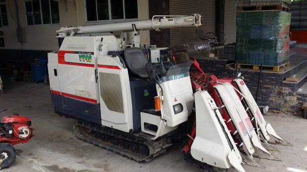 นำเข้าจากญี่ปุ่น รถเกี่ยวข้าวพร้อมนวดข้าวในตัว แบบนั่งขับ เก่าญี่ปุ่น MITSUBISHI รุ่น VY40  สภาพดี  เครื่องยนต์ติดง่ายมีท่อส่งข้าว