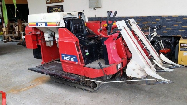 นำเข้าจากญี่ปุ่น รถเกี่ยวข้าวพร้อมนวดข้าวในตัว แบบนั่งขับ เก่าญี่ปุ่น MITSUBISHI รุ่น FC12  สภาพสวย