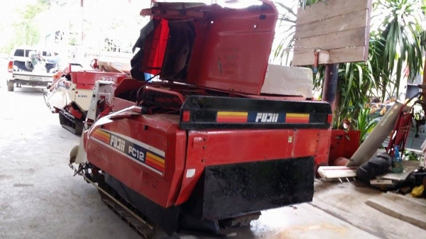 นำเข้าจากญี่ปุ่น รถเกี่ยวข้าวพร้อมนวดข้าวในตัว แบบนั่งขับ เก่าญี่ปุ่น MITSUBISHI รุ่น FC12  สภาพสวย