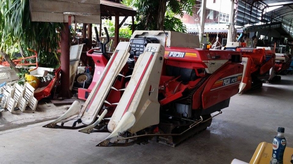 นำเข้าจากญี่ปุ่น รถเกี่ยวข้าวพร้อมนวดข้าวในตัว แบบนั่งขับ เก่าญี่ปุ่น MITSUBISHI รุ่น FC12  สภาพสวย