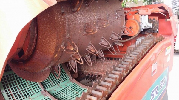 นำเข้าจากญี่ปุ่น รถเกี่ยวข้าวพร้อมนวดข้าวในตัว แบบนั่งขับ เก่าญี่ปุ่น KUBOTA  รุ่น SR30 สภาพสวย มีท่อส่งข้าว ปรับระดับแทรคยางได้