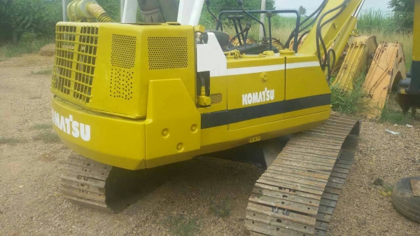 ขายKOMATSU PC40-6 พร้อมใช้ ติดต่อได้ คุณ อ๊อฟ พิจิตร 086-737-9991