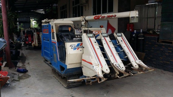 นำเข้าจากญี่ปุ่น รถเกี่ยวข้าวพร้อมนวดข้าวในตัว แบบนั่งขับ เก่าญี่ปุ่น  ISEKI  Frontier 220 สภาพสวย