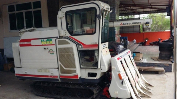 นำเข้าจากญี่ปุ่น รถเกี่ยวข้าวพร้อมนวดข้าวในตัว แบบนั่งขับ เก่าญี่ปุ่น MITSUBISHI  รุ่น  VG65 สภาพสวย