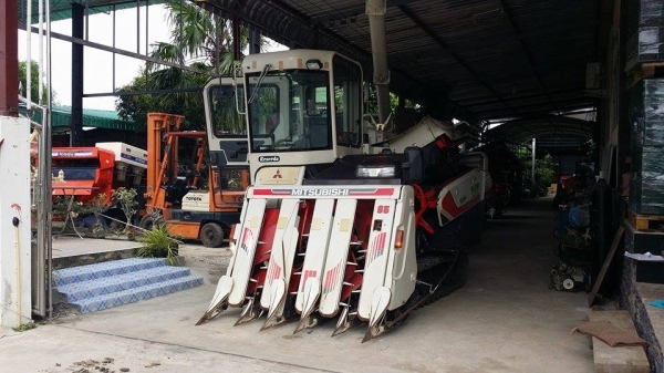 นำเข้าจากญี่ปุ่น รถเกี่ยวข้าวพร้อมนวดข้าวในตัว แบบนั่งขับ เก่าญี่ปุ่น MITSUBISHI  รุ่น  VG65 สภาพสวย