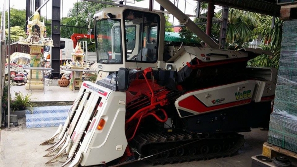 นำเข้าจากญี่ปุ่น รถเกี่ยวข้าวพร้อมนวดข้าวในตัว แบบนั่งขับ เก่าญี่ปุ่น MITSUBISHI  รุ่น  VG65 สภาพสวย