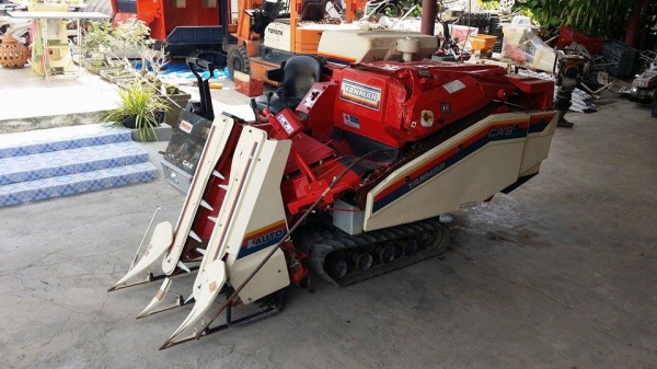 นำเข้าจากญี่ปุ่น รถเกี่ยวข้าวพร้อมนวดข้าวในตัว แบบนั่งขับ เก่าญี่ปุ่น YANMAR   รุ่น CA8 (2)  รถพร้อมใช้งาน