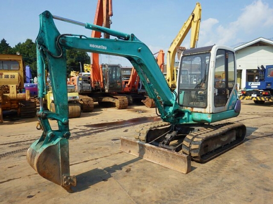 กำลังจะลงเรือจากญี่ปุ่นครับ KOMATSU PC40-7 มีเก๋ง 086-303-9797 กู๋อ๋า