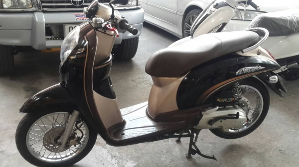 ขาย HONDA Scoopy i ปี 53 สภาพเครื่องดี,ชุดสีดี มีรอยบังโคลนหน้า เล่มพร้อมโอน ขาย HONDA Scoopy i ปี 53 สภาพเครื่องดี,ชุดสีดี มีรอยบังโคลนหน้า เล่มพร้อมโอน