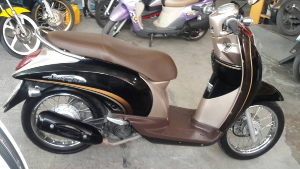 ขาย HONDA Scoopy i ปี 53 สภาพเครื่องดี,ชุดสีดี มีรอยบังโคลนหน้า เล่มพร้อมโอน