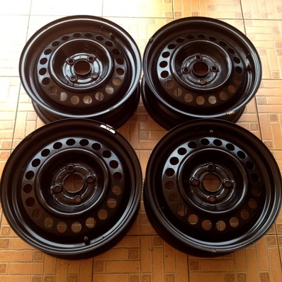 ล้อกะทะ 14นิ้ว และ 15 นิ้ว อย่างล่ะชุด ราคา 1100-1200 สภาพใหม่ครับ