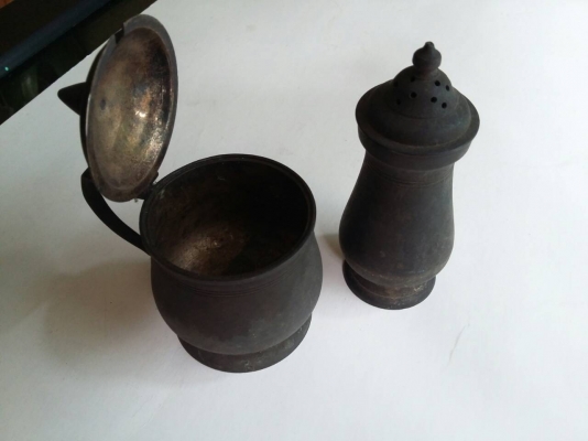 ภาชนะทำจาก แปะตั้ง ที่ใส่พริกไทยกับใส่น้ำตาลเก่ามากๆ