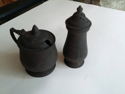 ภาชนะทำจาก แปะตั้ง ที่ใส่พริกไทยกับใส่น้ำตาลเก่ามากๆ