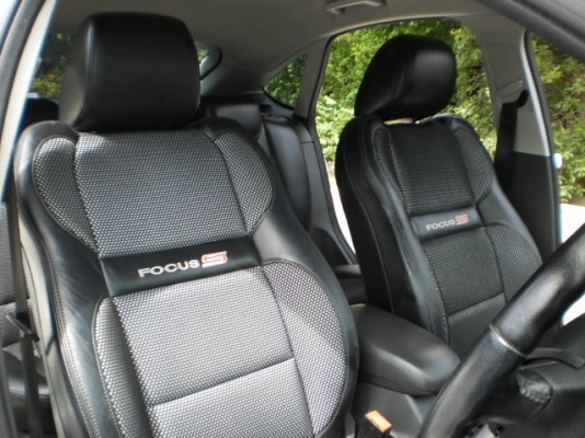 FORD FOCUS 2.0 TOPสุด รถมือเดียว สีขาว FORD FOCUS 2.0 TOPสุด รถมือเดียว สีขาว