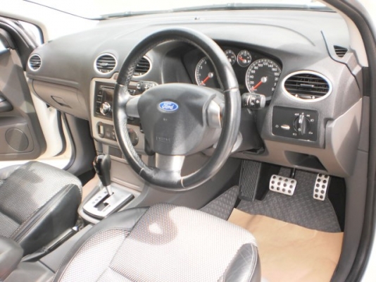 FORD FOCUS 2.0 TOPสุด รถมือเดียว สีขาว FORD FOCUS 2.0 TOPสุด รถมือเดียว สีขาว