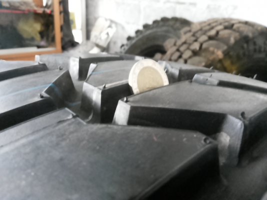 ยาง 37" Humvee 37/12.5/16.5 สวยใหม่ ยาง 37" Humvee 37/12.5/16.5 สวยใหม่