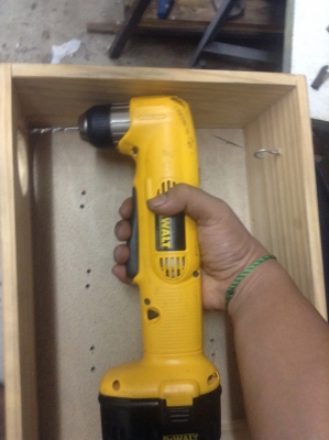 ขายสว่านไฟฟ้าไร้สาย DeWalt สำหรับเจาะหรือไขในมุมแคบ ขายสว่านไฟฟ้าไร้สาย DeWalt สำหรับเจาะหรือไขในมุมแคบ