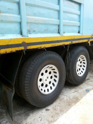 รถอีซูซุ 10 ล้อ หลังถนน  175 แรงม้า.    สนใจติดต่อ  081 - 6079515