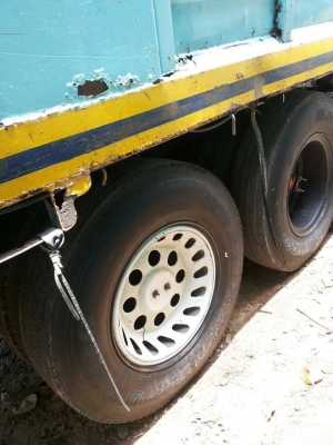 รถอีซูซุ 10 ล้อ หลังถนน  175 แรงม้า.    สนใจติดต่อ  081 - 6079515