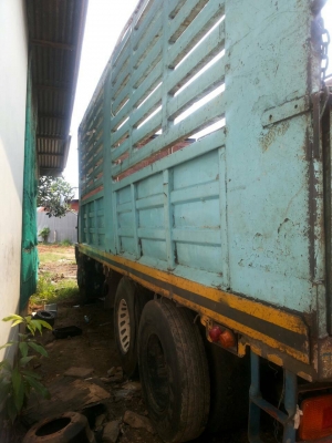 รถอีซูซุ 10 ล้อ หลังถนน  175 แรงม้า.    สนใจติดต่อ  081 - 6079515