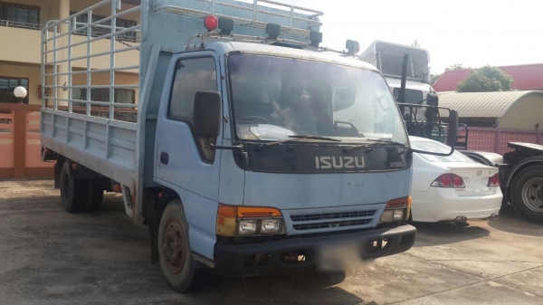 รถอีซูซู 6 ล้อรั้ว NPR 120 แรงม้า. ปี 41  ( ฝาขาว. )     สนใจติดต่อ  081 - 6079515