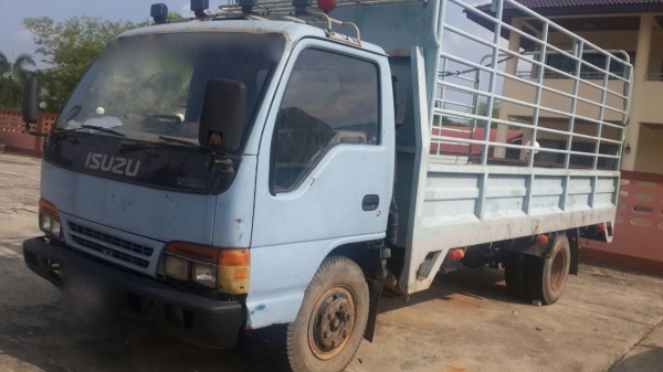 รถอีซูซู 6 ล้อรั้ว NPR 120 แรงม้า. ปี 41  ( ฝาขาว. )     สนใจติดต่อ  081 - 6079515