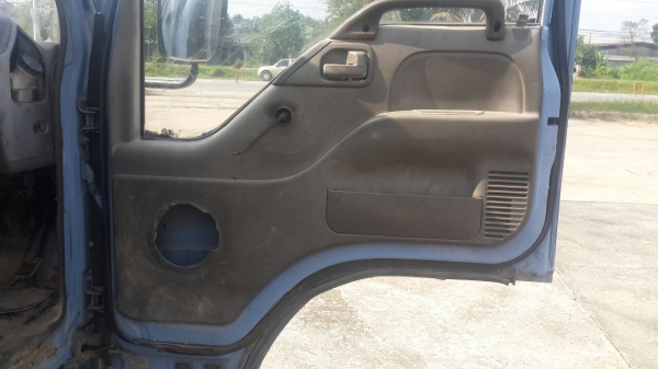 รถอีซูซู 6 ล้อรั้ว NPR 120 แรงม้า. ปี 41  ( ฝาขาว. )     สนใจติดต่อ  081 - 6079515