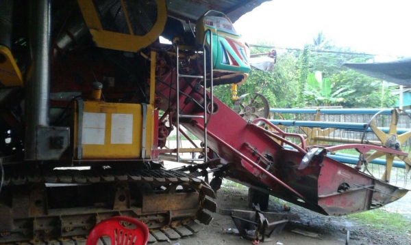 ขายรถเกี่ยวเจ้าช้างปี52ช่วงล่างใหม่รถเกี่ยวปี52 เครื่องjo8c  ปั๊มอีตั้น23 มอเตอร์ตรง