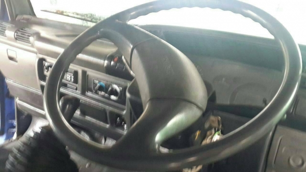 รถอีซูซู 4 ล้อรั้ว NKR 100 แรงม้า. ปี 47    สนใจติดต่อ  081 - 6079515