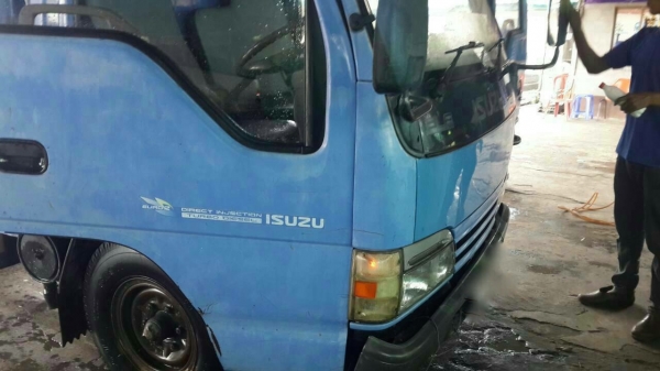 รถอีซูซู 4 ล้อรั้ว NKR 100 แรงม้า. ปี 47    สนใจติดต่อ  081 - 6079515