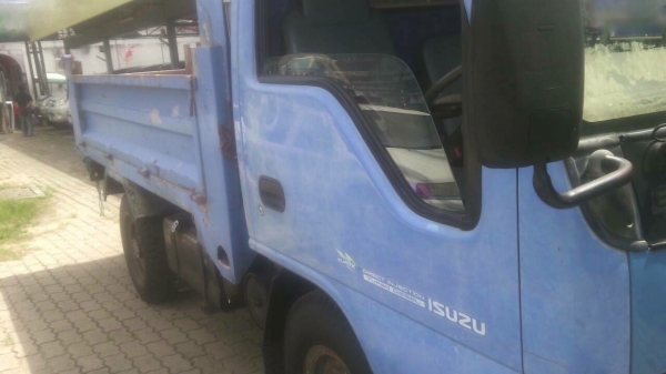 รถอีซูซู 4 ล้อรั้ว NKR 100 แรงม้า. ปี 47    สนใจติดต่อ  081 - 6079515