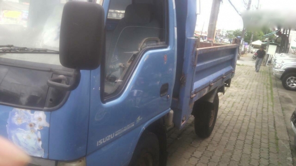 รถอีซูซู 4 ล้อรั้ว NKR 100 แรงม้า. ปี 47    สนใจติดต่อ  081 - 6079515