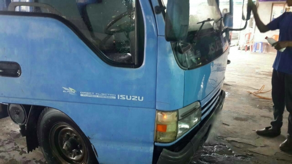 รถอีซูซู 4 ล้อรั้ว NKR 100 แรงม้า. ปี 47    สนใจติดต่อ  081 - 6079515