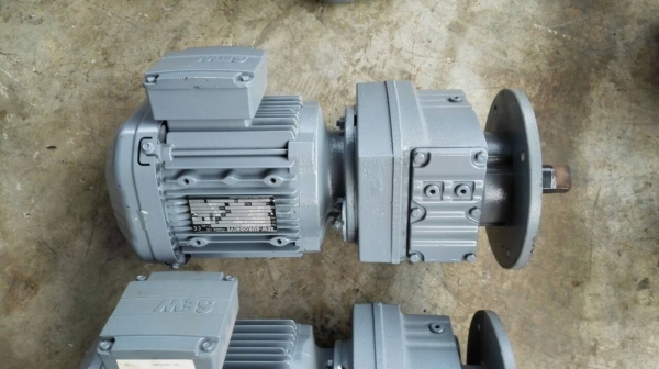 ====== Sold Out!! ====== มอเตอร์เกียร์หน้าแปลน SEW Eurodrive 1.5 HP. 380V.. อัตราทด 1:30 ของใหม่แกะลัง!! 089-2499-123 นครปฐม