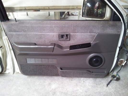 ประตูไฟฟ้า Terrano I จอเหลี่ยม กระจกมองข้างปรับไฟฟ้าพับมือไม่โครเมี่ยม