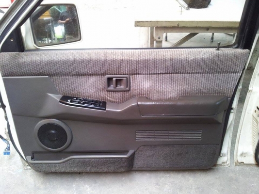 ประตูไฟฟ้า Terrano I จอเหลี่ยม กระจกมองข้างปรับไฟฟ้าพับมือไม่โครเมี่ยม