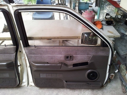 ประตูไฟฟ้า Terrano I จอเหลี่ยม กระจกมองข้างปรับไฟฟ้าพับมือไม่โครเมี่ยม