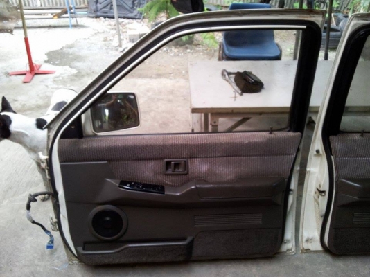 ประตูไฟฟ้า Terrano I จอเหลี่ยม กระจกมองข้างปรับไฟฟ้าพับมือไม่โครเมี่ยม