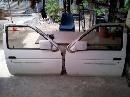 ประตูไฟฟ้า Terrano I จอเหลี่ยม กระจกมองข้างปรับไฟฟ้าพับมือไม่โครเมี่ยม